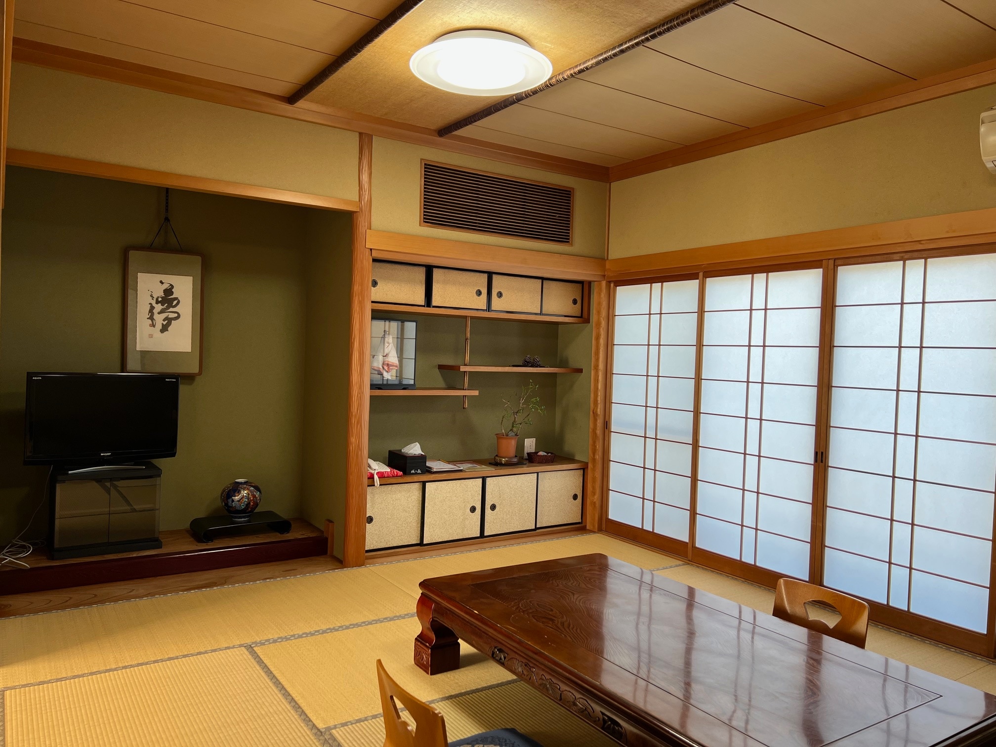 Japanese-style room 10 tatami mats + 6 tatami mats (bath, washstand, toilet with cleaning function)