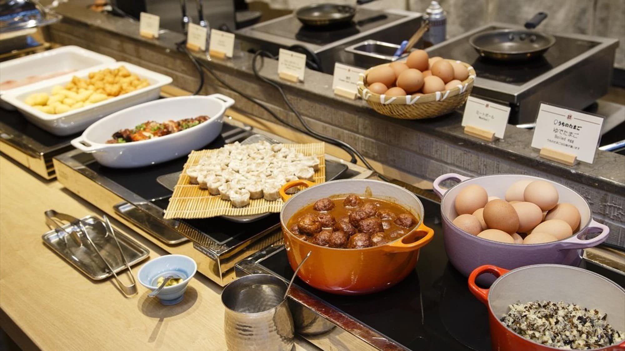 For breakfast, we offer Japanese and Western dishes that incorporate the ingredients of Kyushu, a treasure trove of food, under the theme of "enriching the heart and having fun."