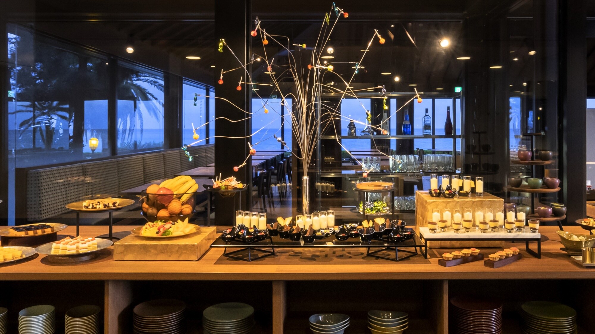 [Dinner buffet] Fruits, cakes, ice cream, etc. are lined up in the sweets corner.