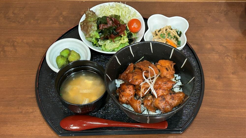 【晚餐套餐④】烤雞串蓋飯套餐 - 享受濃鬱的香氣和鮮嫩的肉質。