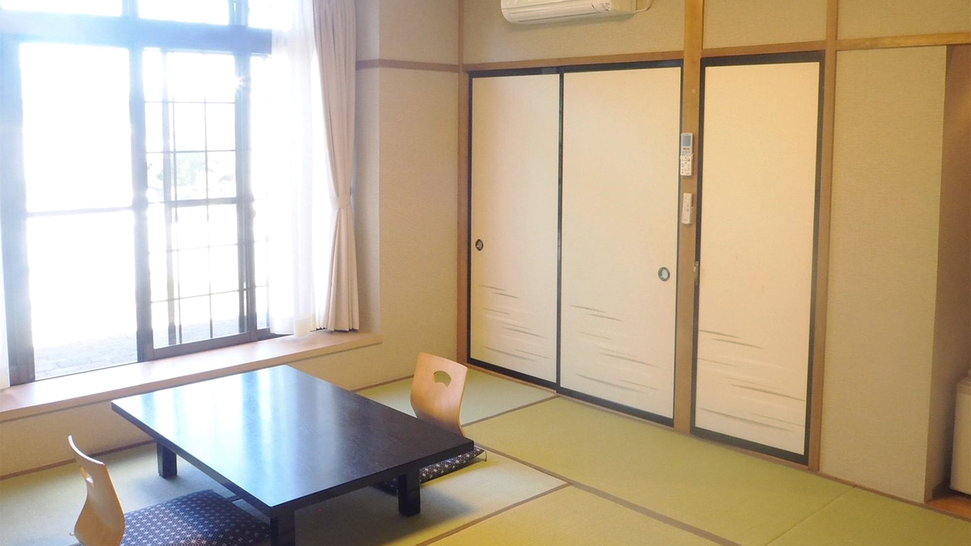 ・Please relax in a bright Japanese-style room with large windows.