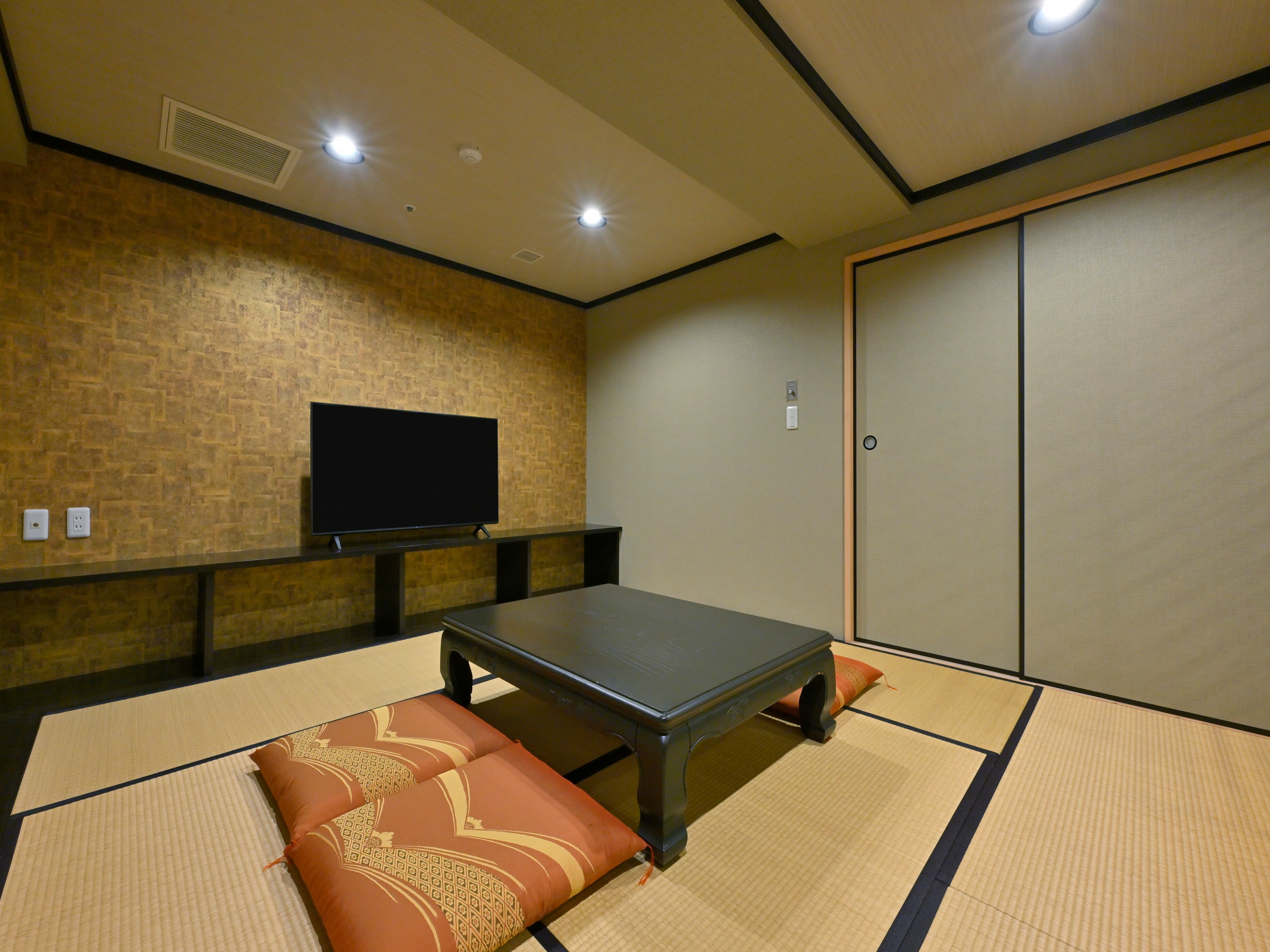 Modern Western-style Japanese-Western room, 70 sq m, with ocean view.