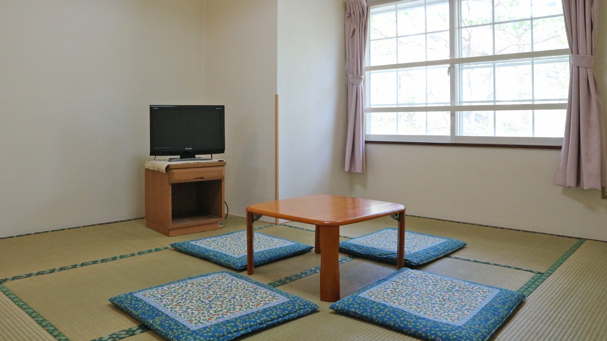 *Rosemary: A 7.5 tatami Japanese-style room (with toilet but no bath). A bright room with high ceilings.