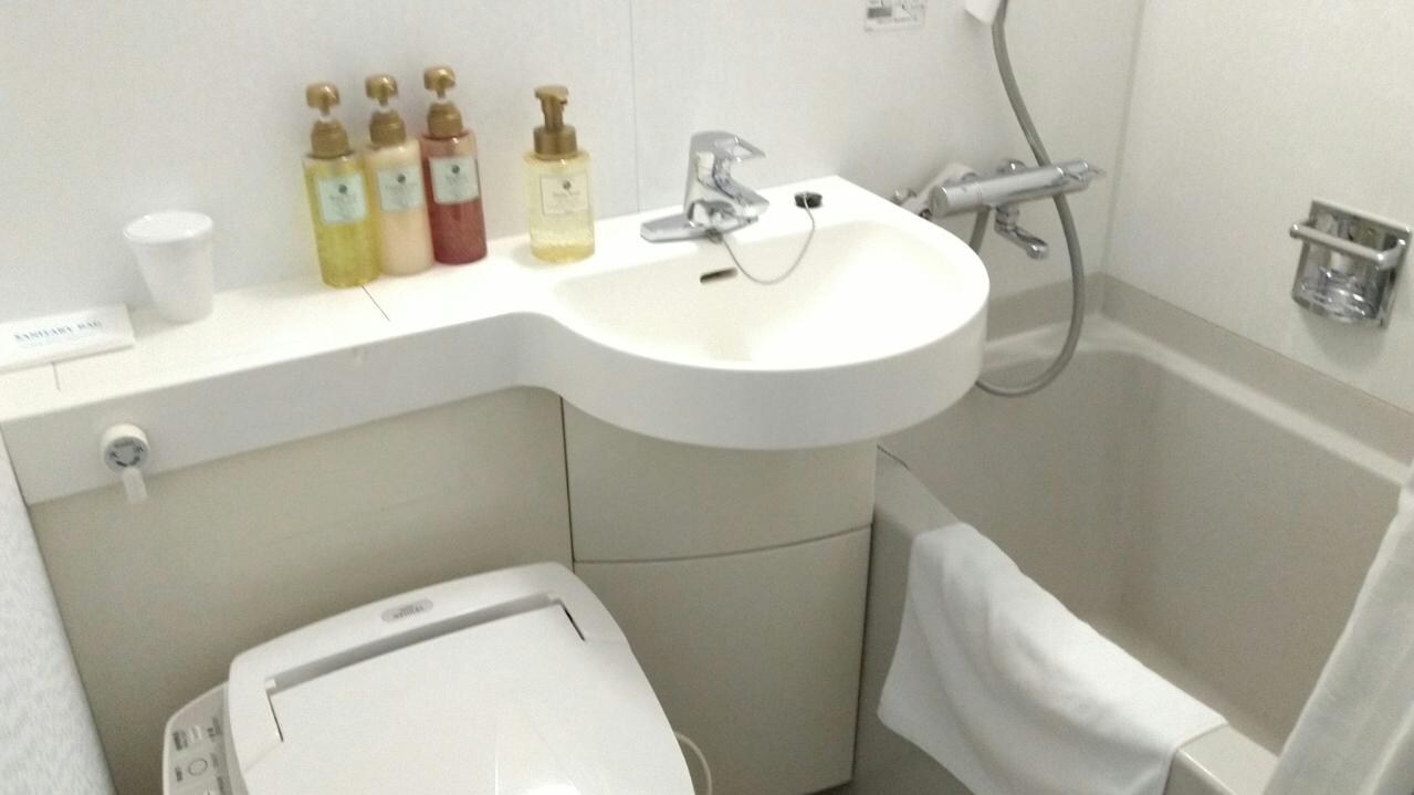 Single room bathroom unit bath
