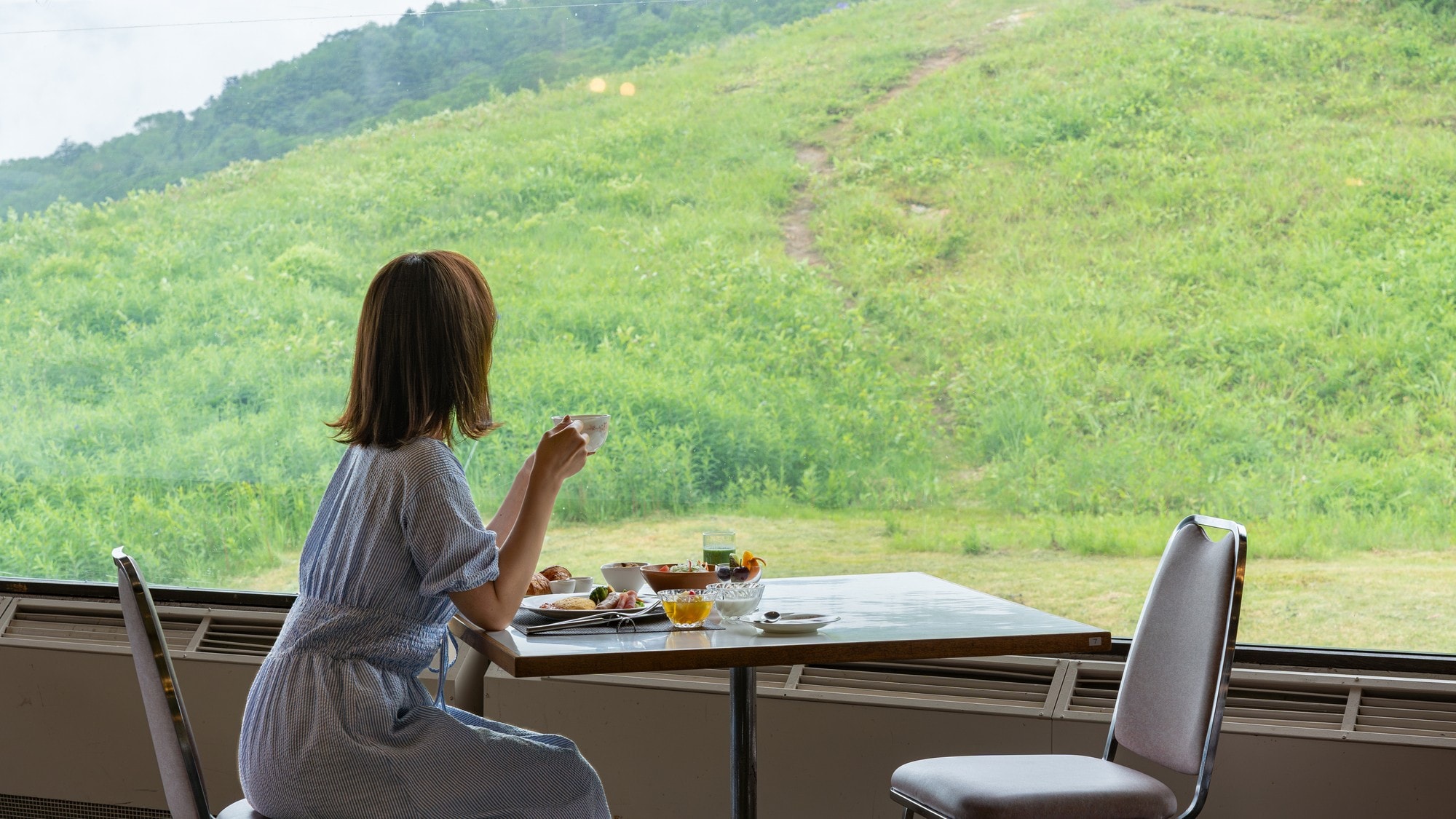 [Restaurant Shakunage] The large windows offer a spectacular view of the mountains.