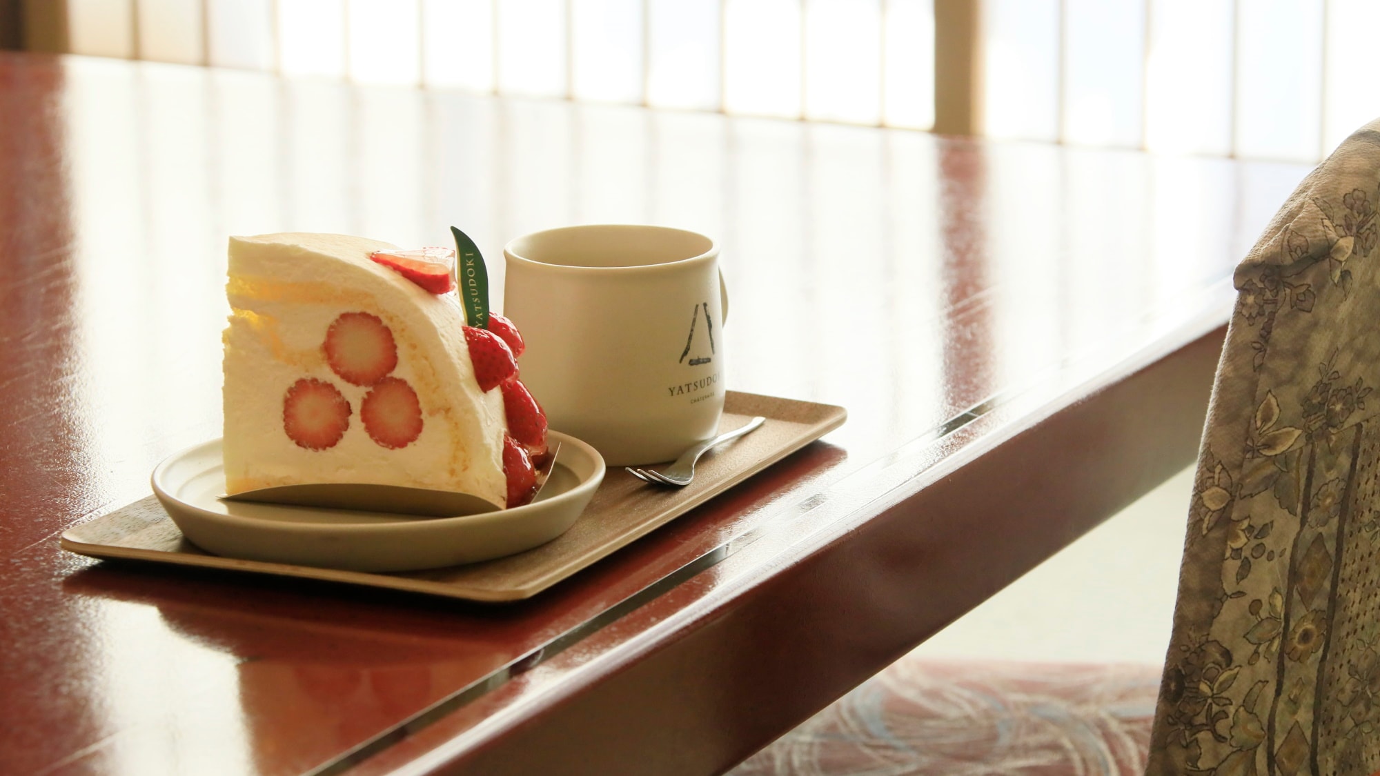 Bạn có thể mang bánh ngọt và đồ uống được bán tại Yatsudoki Terrace bên cạnh về tận phòng.