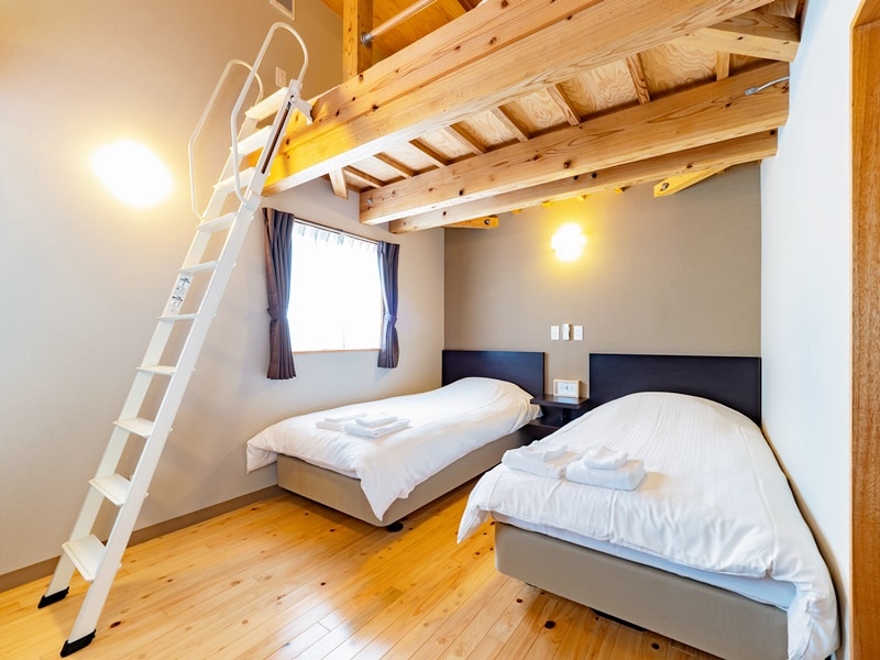 小屋房間的閣樓上設有兩張單人床和兩張蒲團。