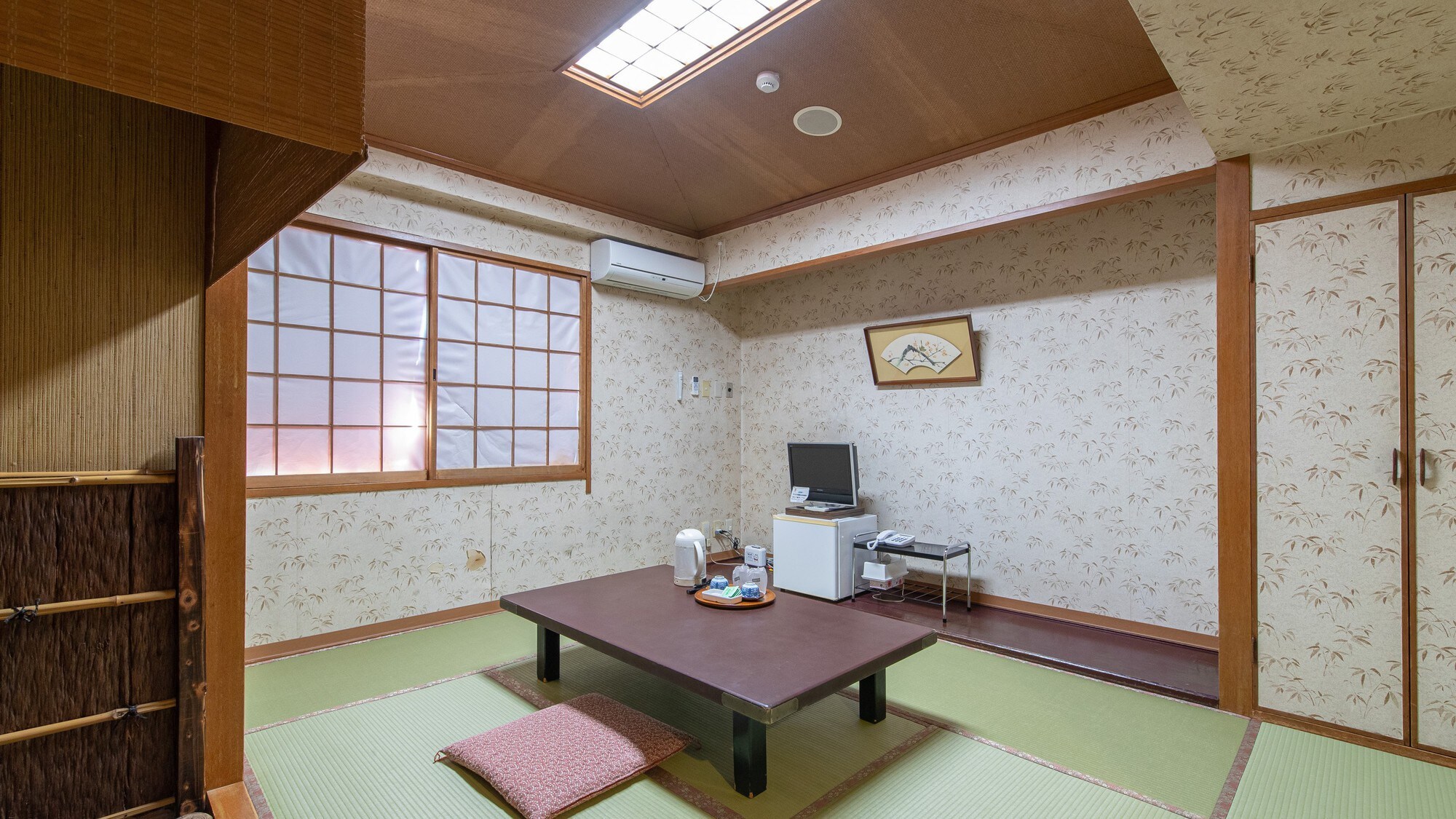 [Non-smoking] Japanese-style room for 1-4 people (with toilet and shared bathroom)