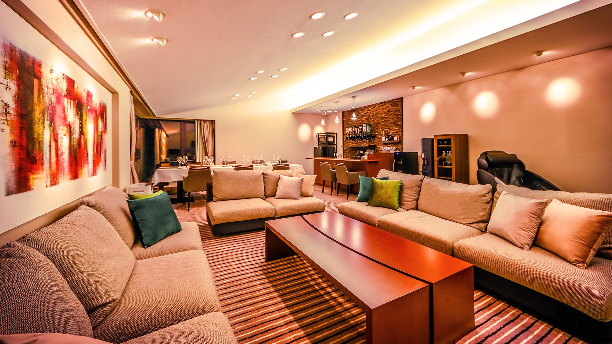 [Platinum Suite] Lounge dilengkapi dengan bar swalayan.