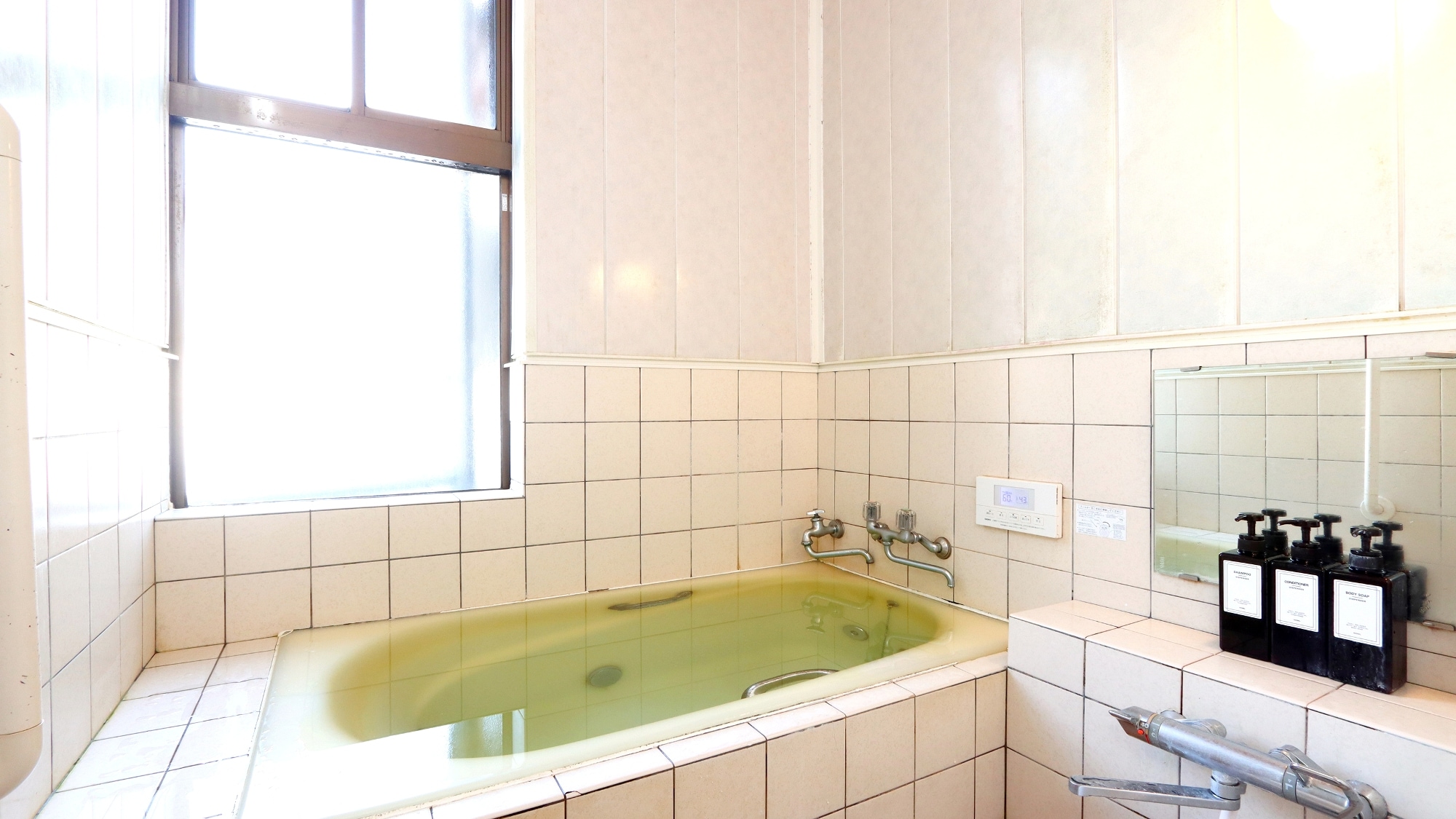 [Bath] Indoor bath for women. Gokayama Onsen Oze no Yu (herb hot spring) is gentle on the skin and warms the body well.