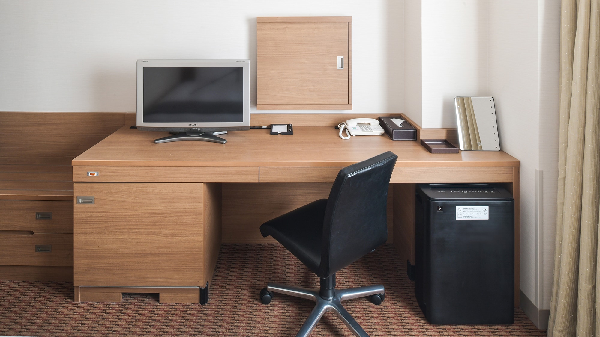 Bàn làm việc: Bàn làm việc rộng rãi, lý tưởng để làm việc.