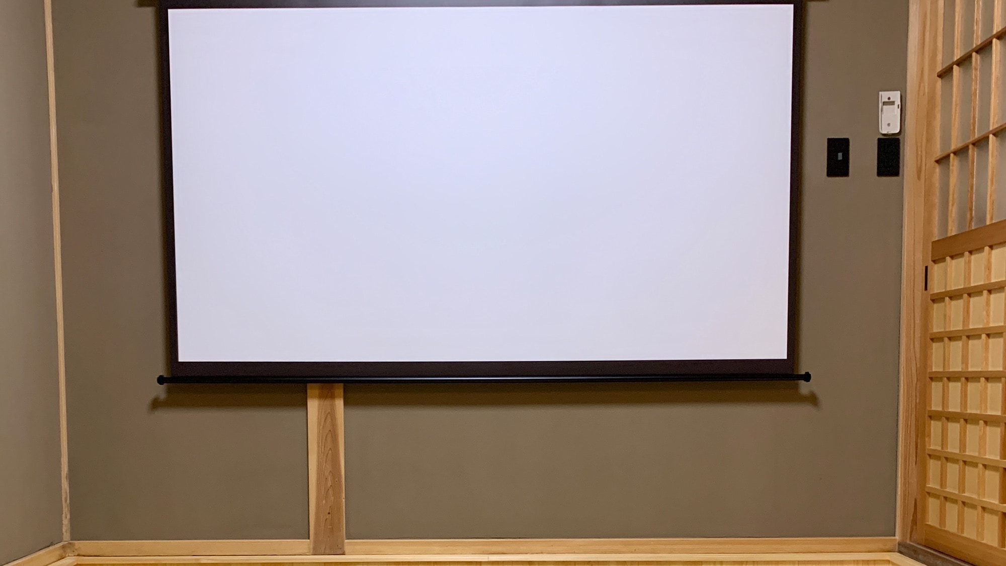 [Family Japanese-Western style room Sakura/Tsubaki] Equipped with a projector that allows you to watch YouTube and Netflix