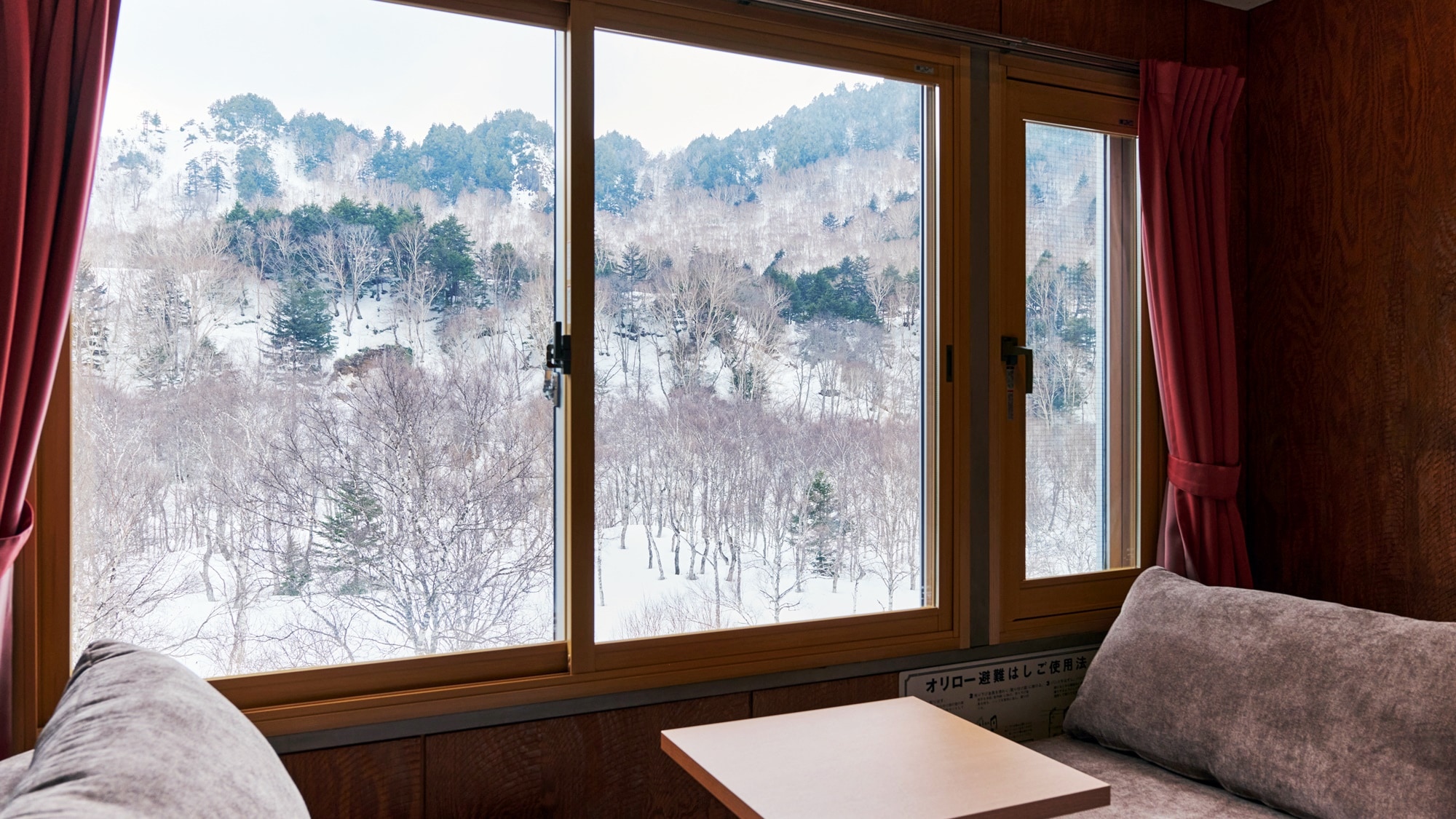 *[Garden View Twin Rooms, 2nd and 3rd floors (west side)] Enjoy a relaxing stay while gazing at the silvery white forest and forget the hustle and bustle of everyday life.