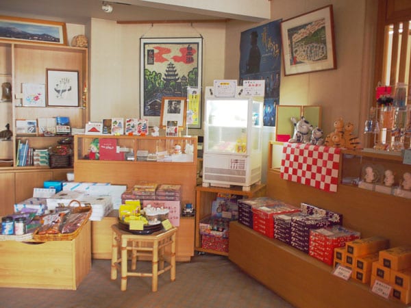 Souvenir Shop: We have a wide selection of Shimabara specialties for souvenirs for your family and friends.