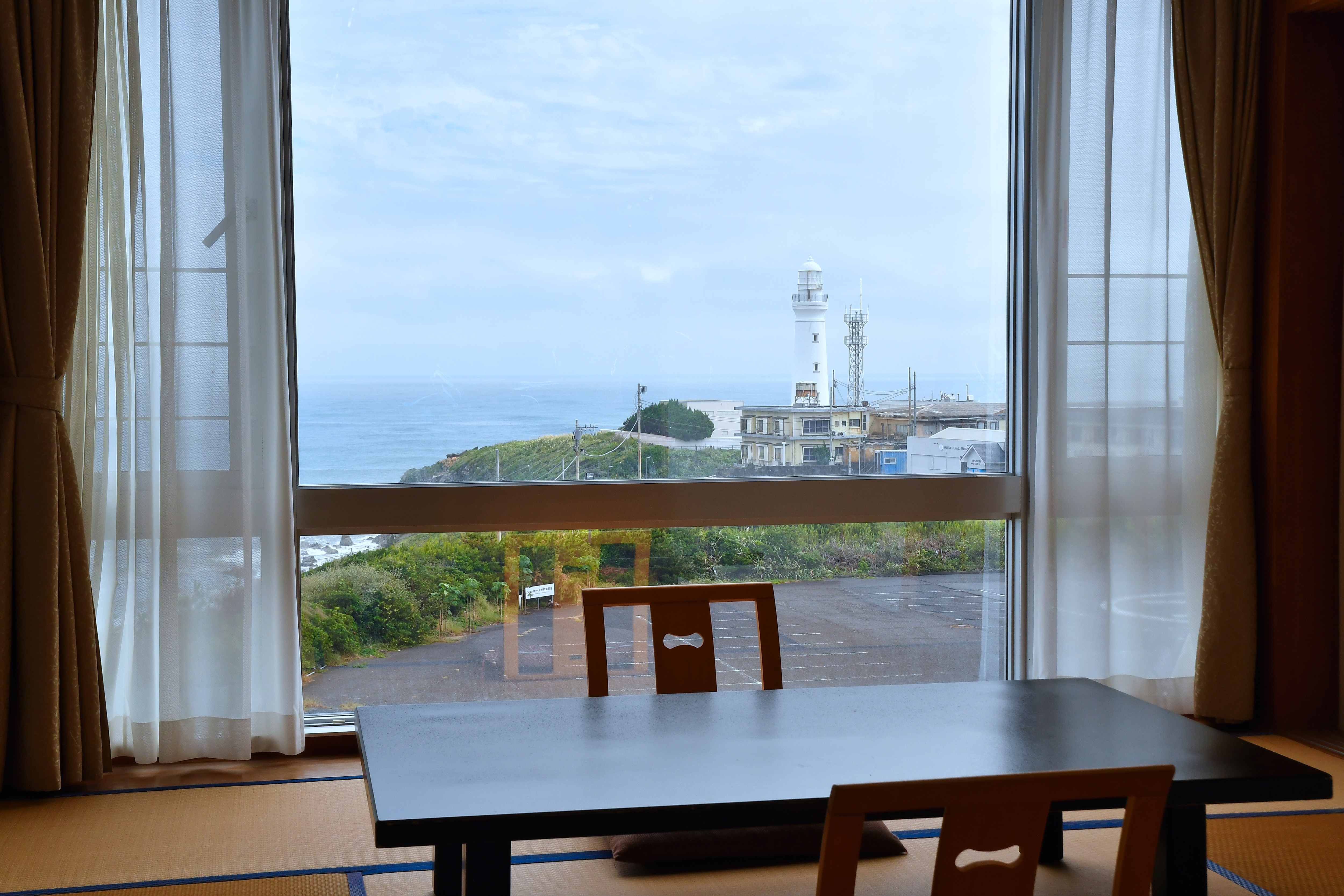 등대와 수평선이 보이고 방에 온천 전망 목욕탕이 붙은 일출 사이