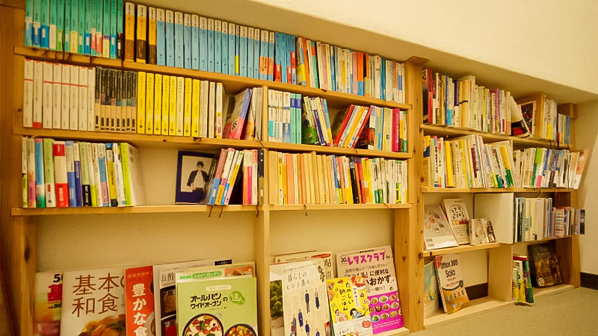 ・Inside the library: There are books of various genres available. Please feel free to browse.