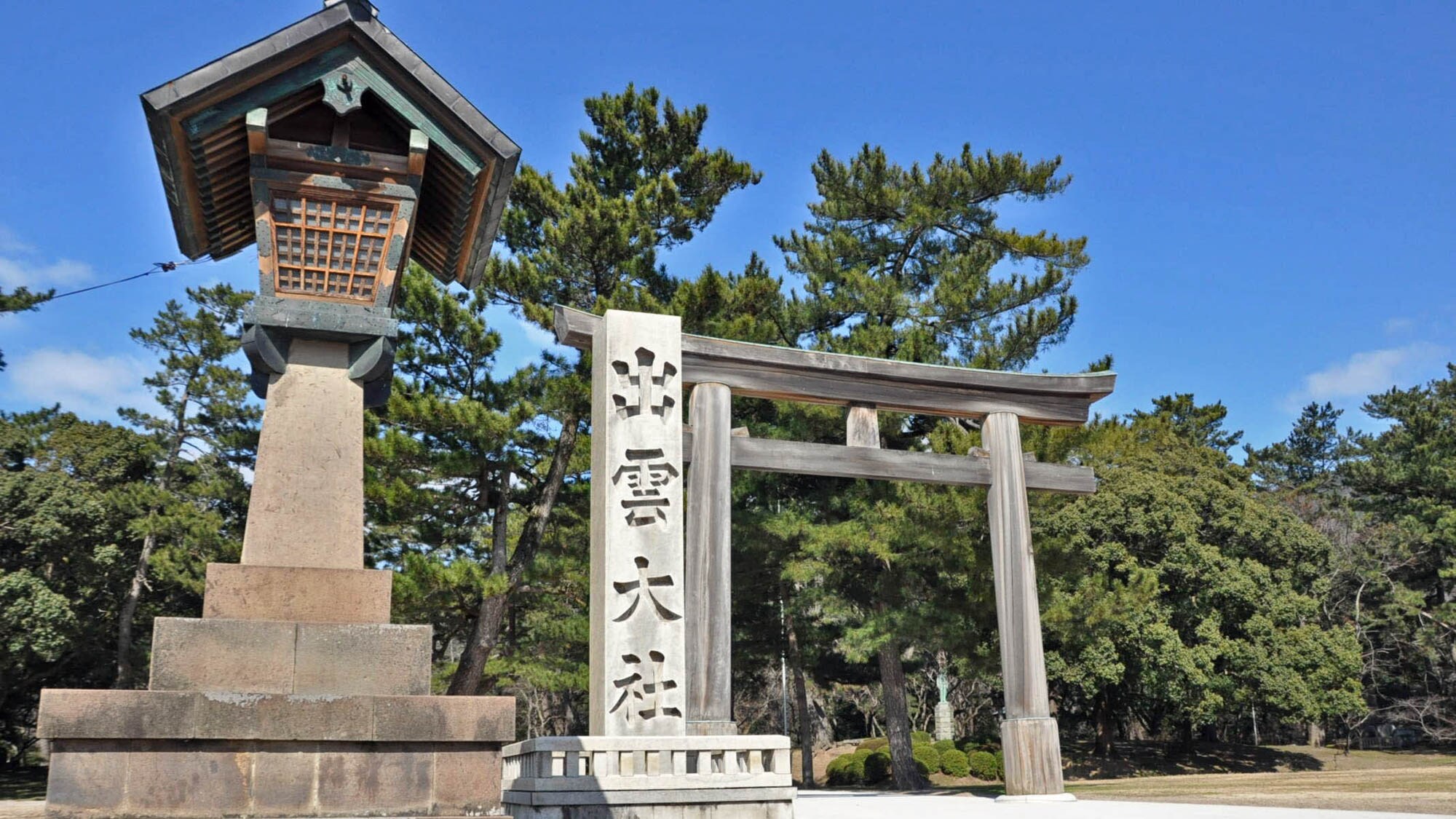 *[Izumo Taisha Shrine] Izumo Taisha Shrine is a great shrine where gods gather and its grounds are filled with a solemn atmosphere, with Mount Yakumo behind it.