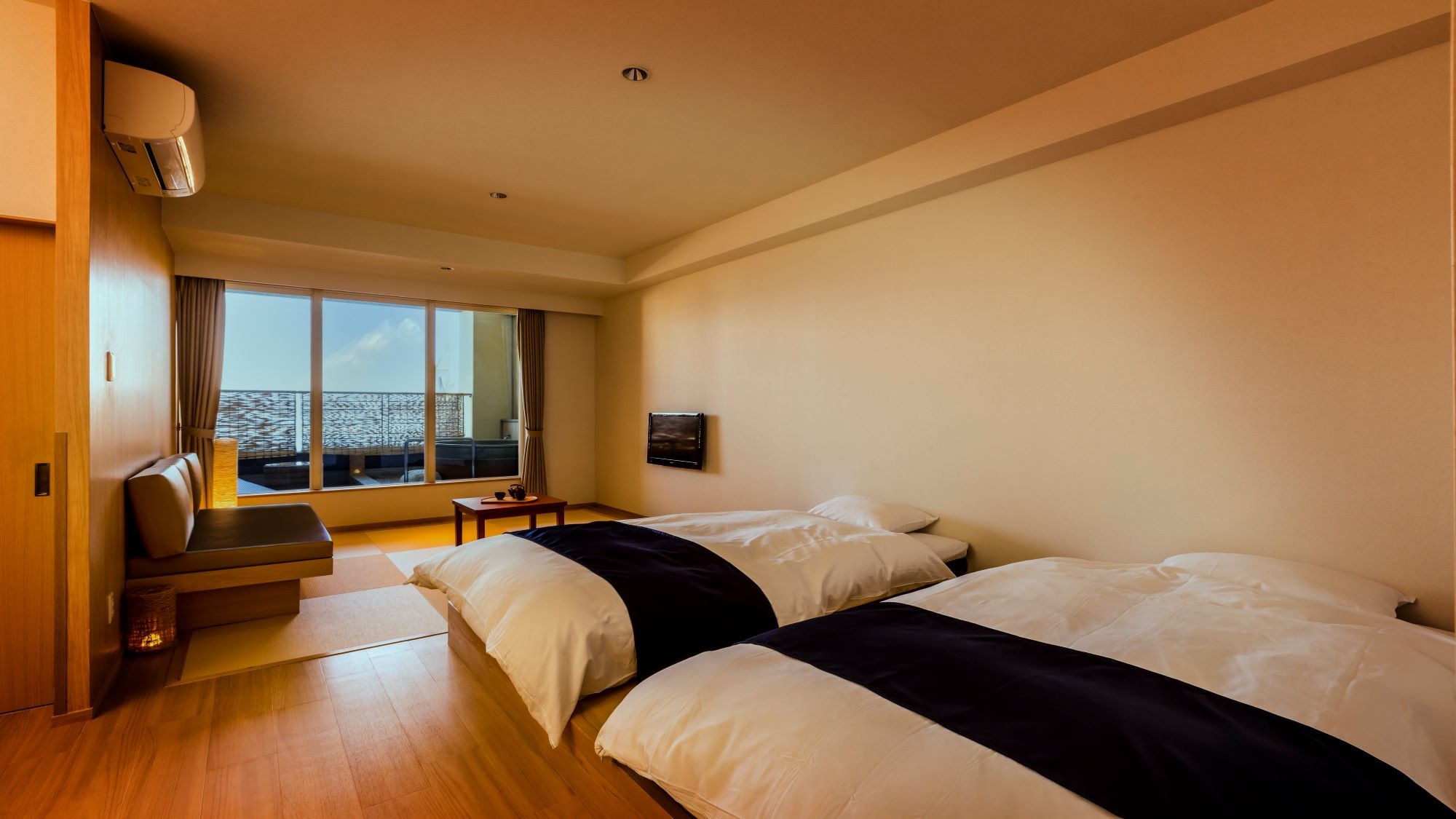 Japanese and Western room with standard open-air bath * Example of guest room