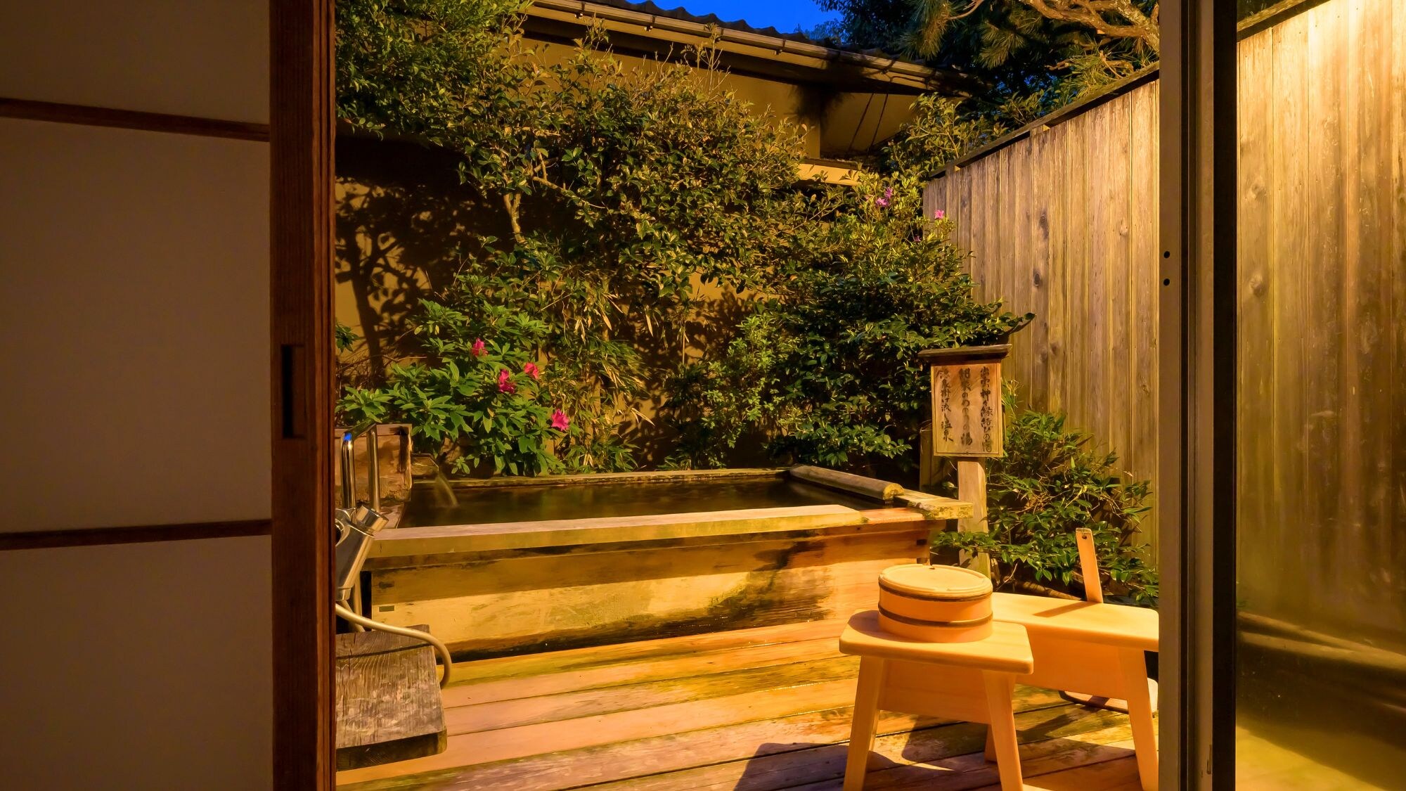 [Kasentei/Rooms with open-air baths] Enjoy an elegant evening gazing at the sky.