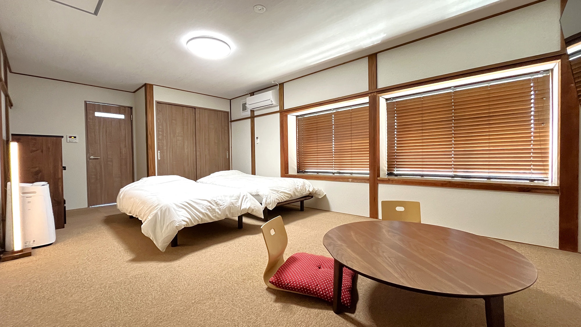 Twin room (1-2 people) with bath, toilet and washbasin