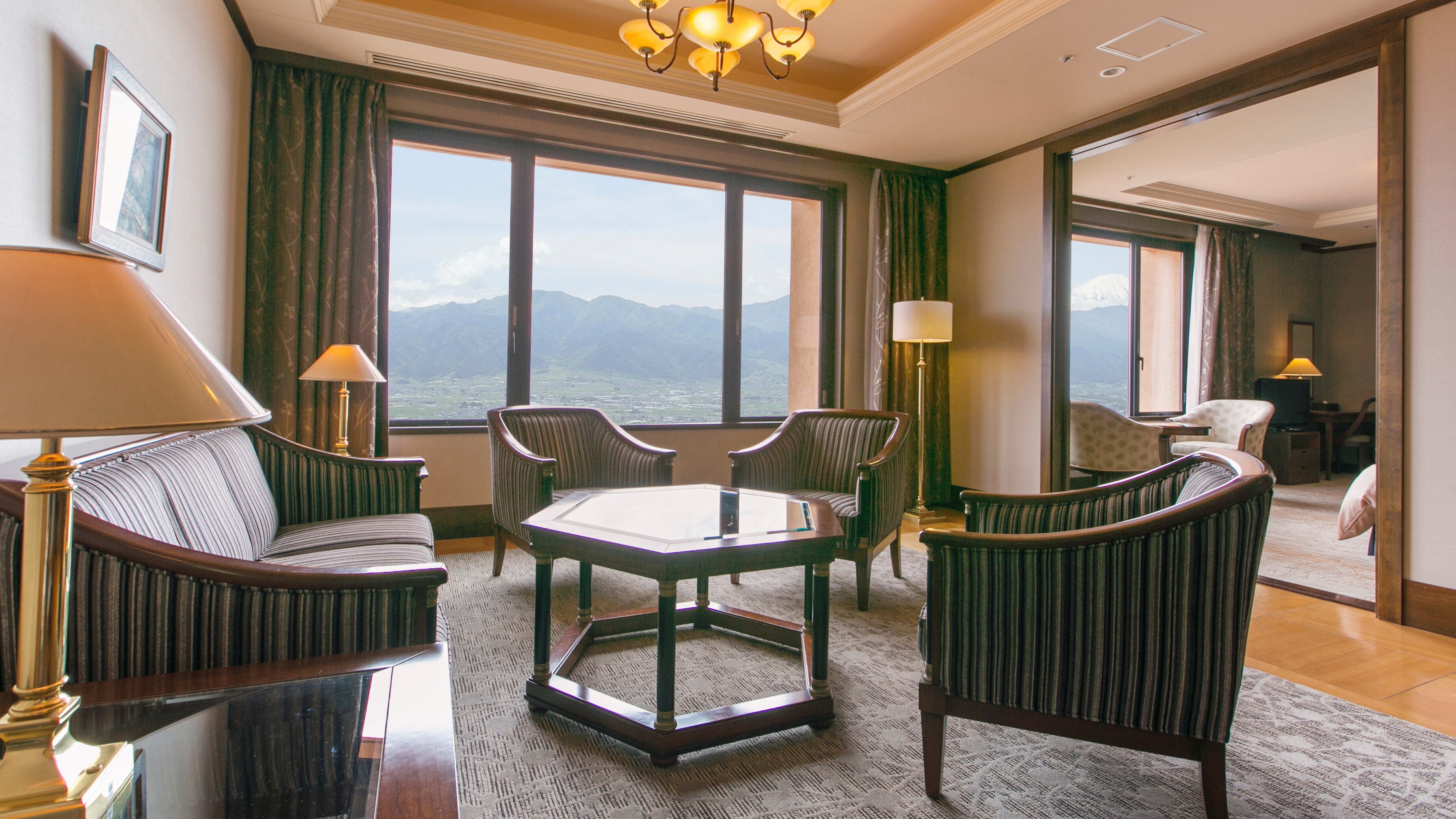 Royal Suite: From the spacious windows you can see the mountains of Kai and Mt. Fuji.