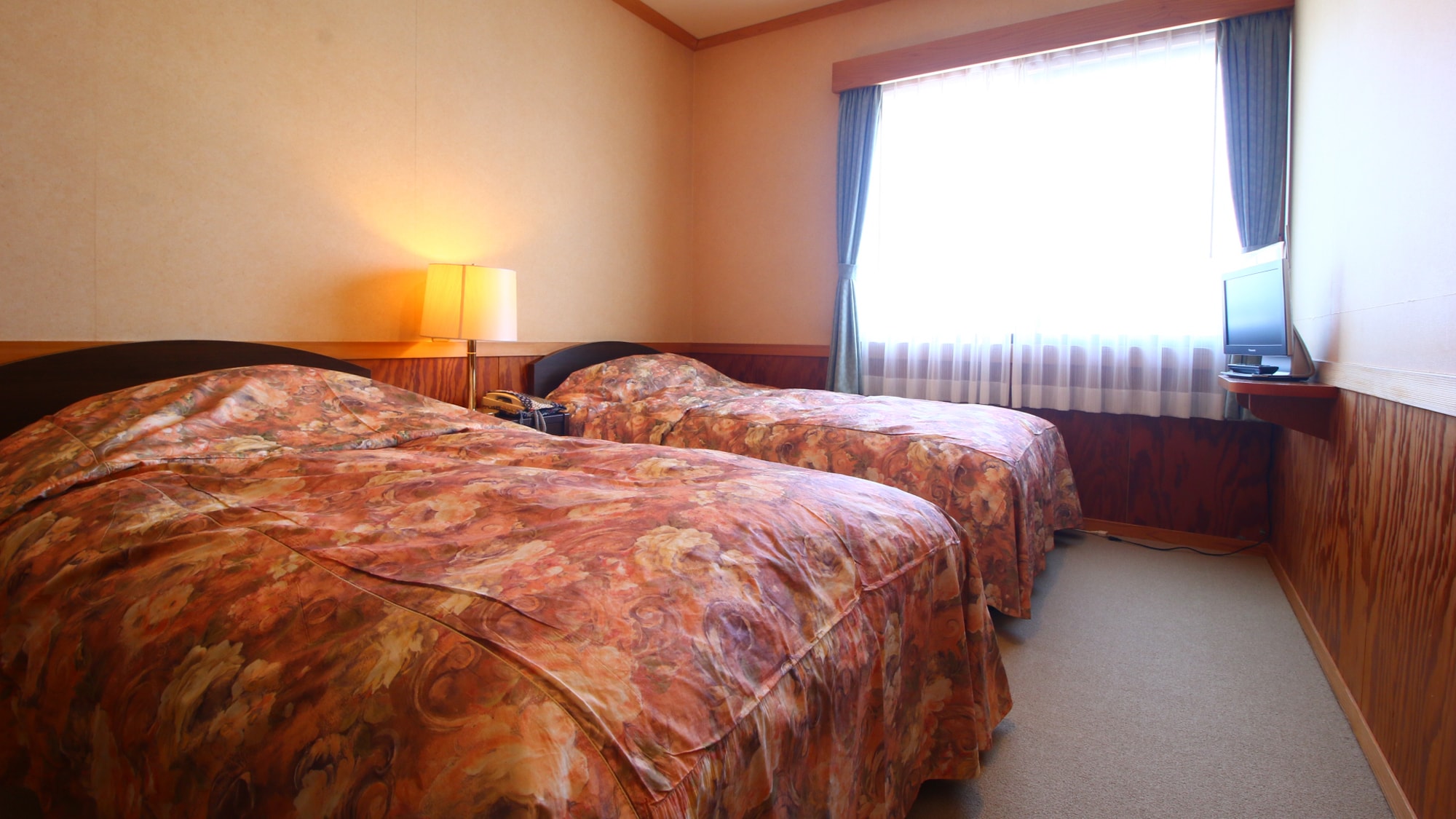 # [Murasaki Shikibu] The three-room room and all-cypress bath provide the spaciousness you'll expect from a special room.