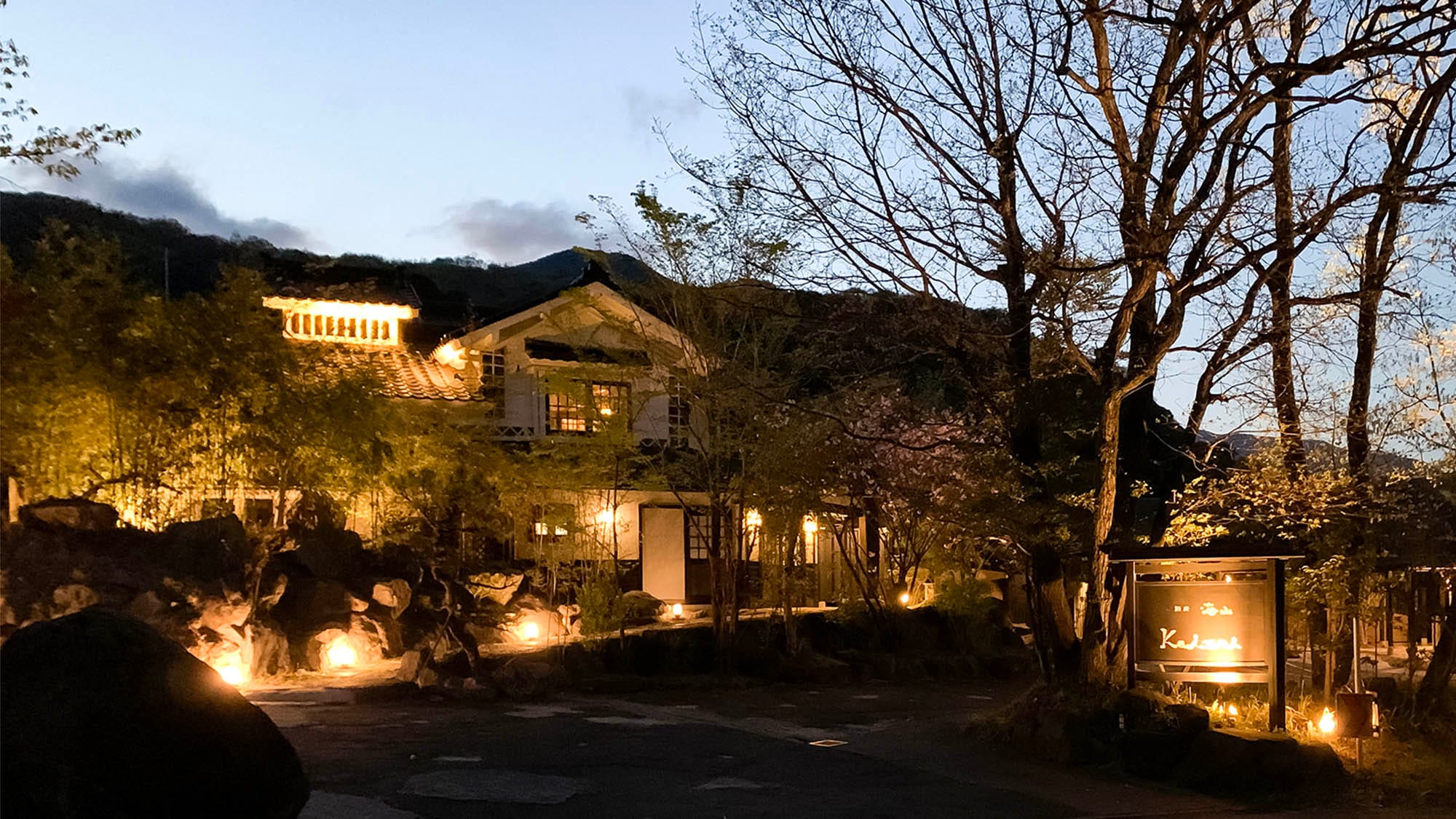 ・ A small inn with an open-air bath standing at the foot of Mt. Tsurumi