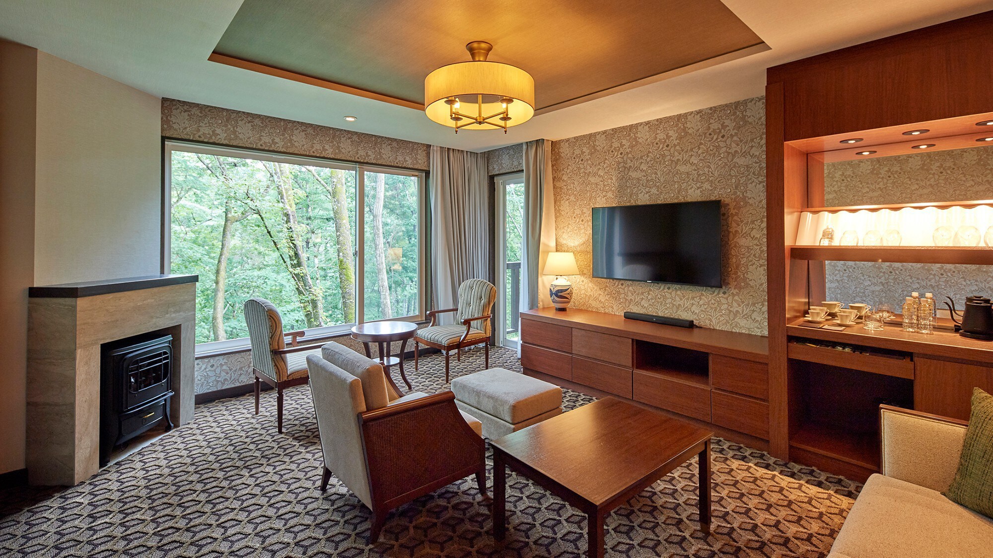 Mountaintop Suite (Twin) / 69.8㎡ / A luxurious room where you can relax in a classical setting