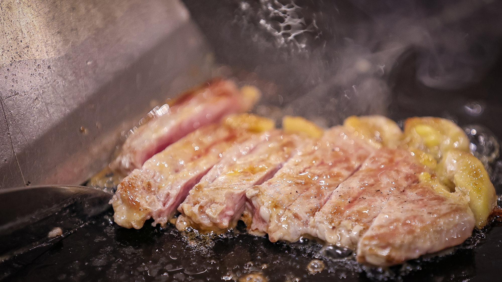 [Open kitchen] Pursuing the ultimate taste of meat! Please enjoy the piping hot luxurious beef steak.