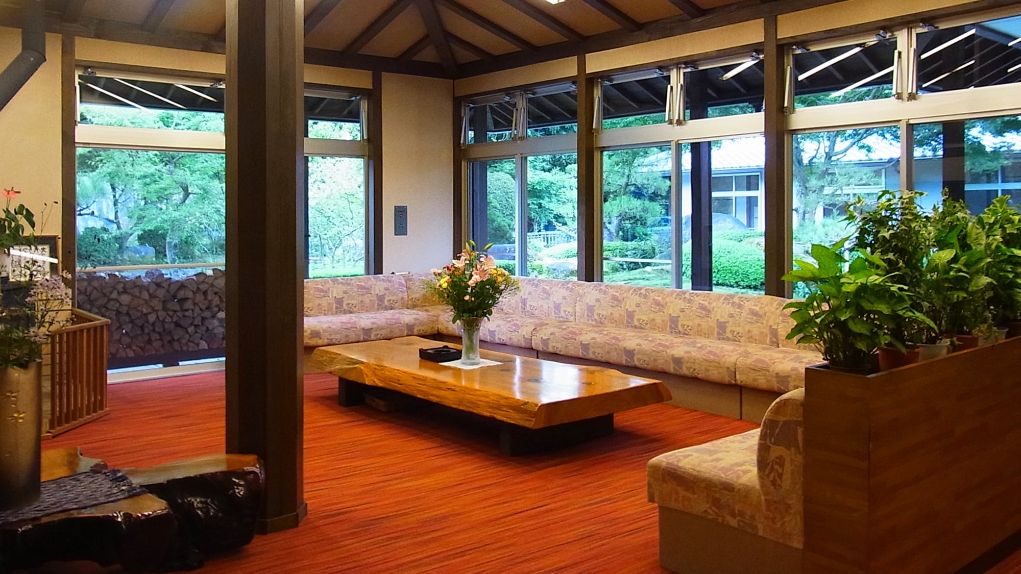 *【로비】넓게, 큰 창으로부터 풍부한 초록을 보실 수 있는 차분한 분위기의 로비