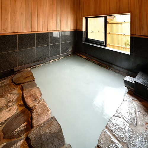 "Eiraku no Yu" free private bath (rock bath) usage time 40 minutes. The source [Jizo-no-Yu] spouts from right next to the inn.