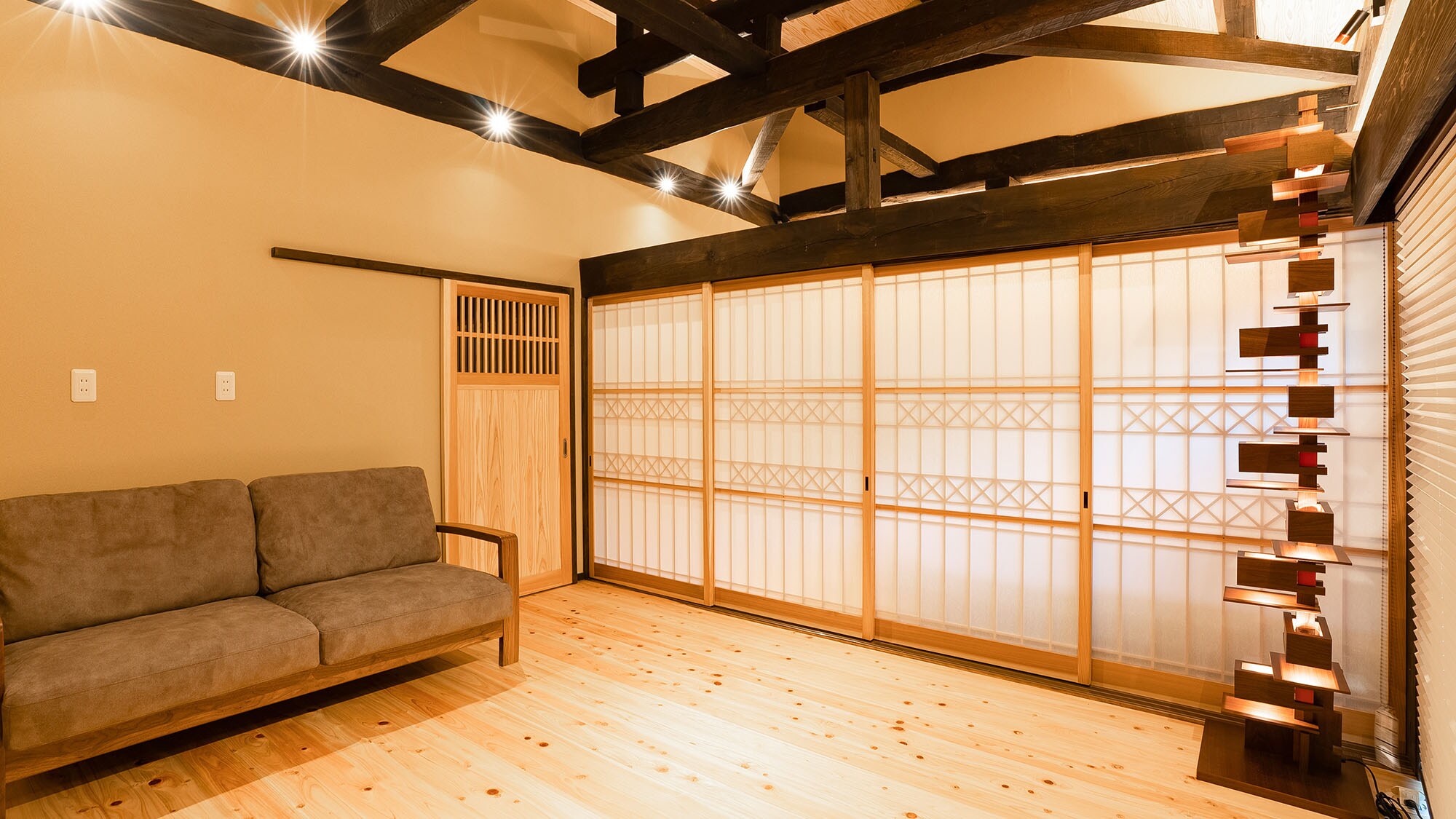 ・[Living room] The high ceilings are typical of old houses. The thick beams are an accent.