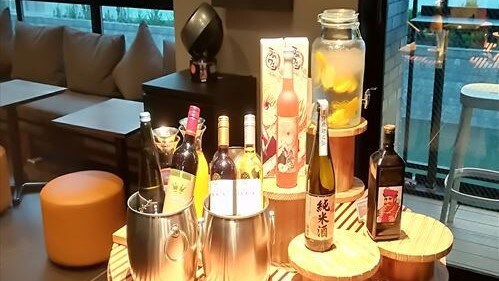 Quầy bar chào đón miễn phí, nơi bạn có thể thư giãn và thưởng thức rượu vang, rượu shochu, cà phê, v.v. tại phòng chờ.