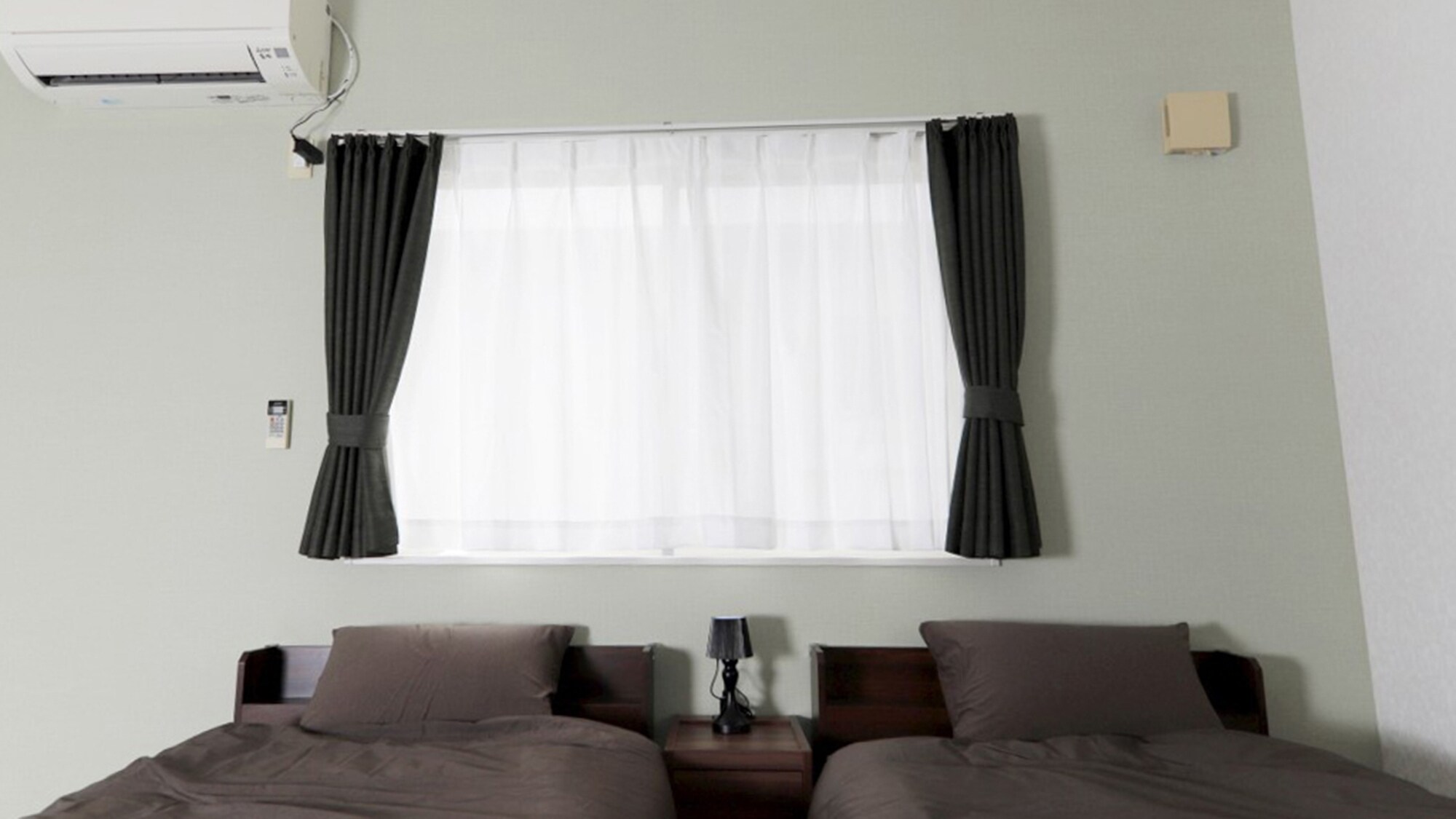 ・[Bedroom] All rooms are individually air-conditioned for comfort.