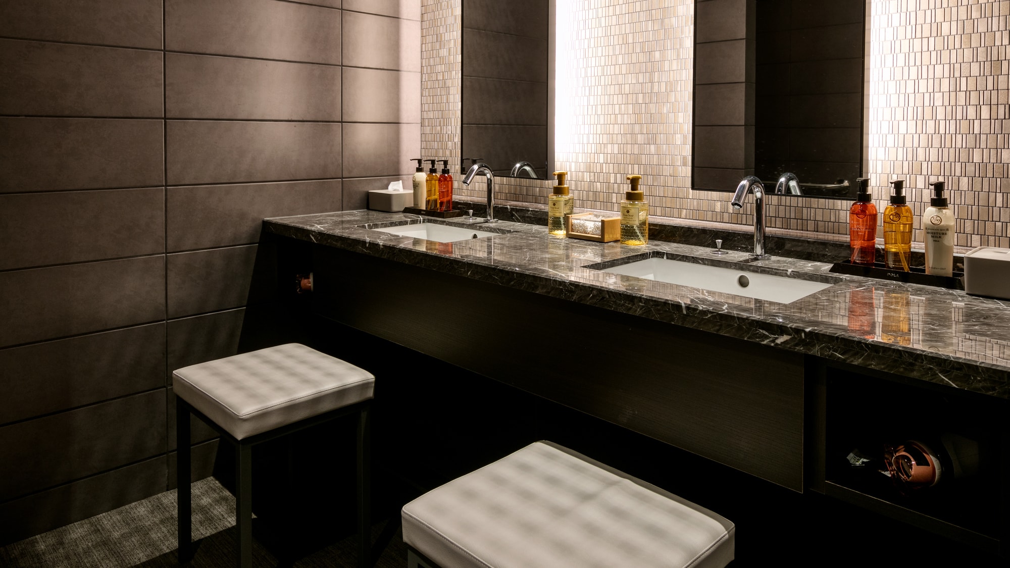 Large communal bath ｜ Washbasin