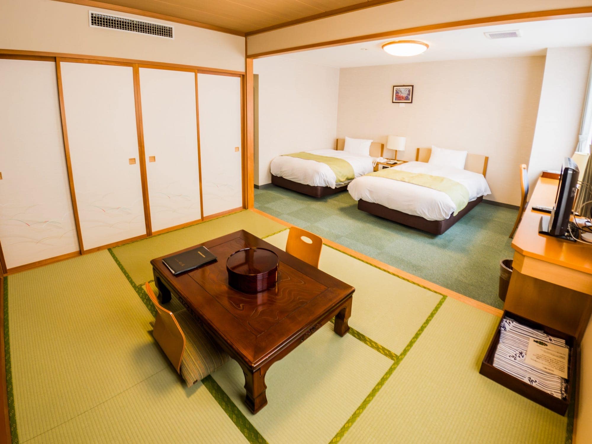 Shiosaikan Japanese-Western style room 20 square meters & 6 tatami mats (air conditioning available in summer) [Non-smoking only]