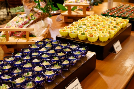 【晚餐】一道融合了當地元素的菜餚，讓您體驗到這片土地的風味。