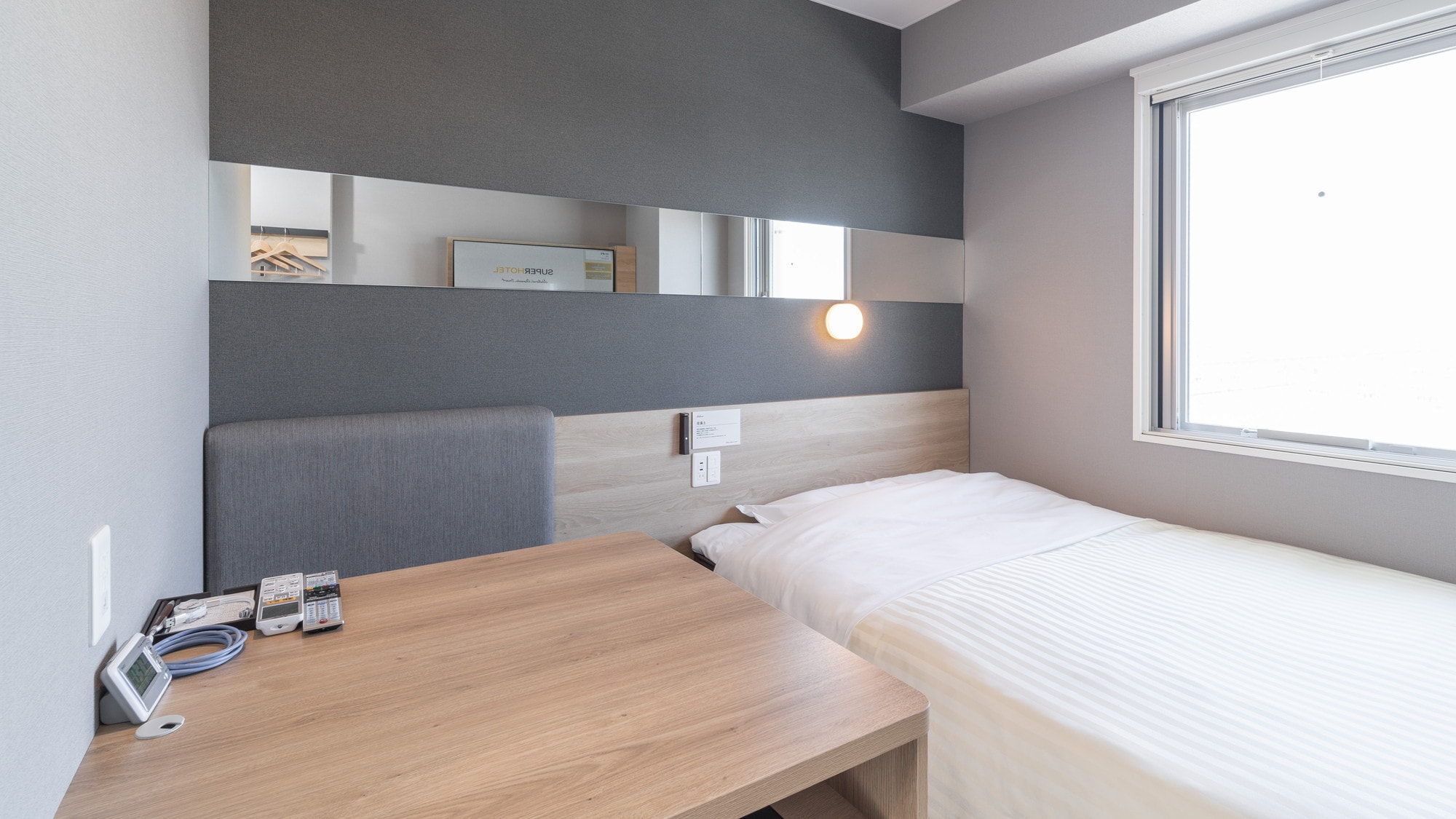 大きなデスクとベンチシートでゆったりと