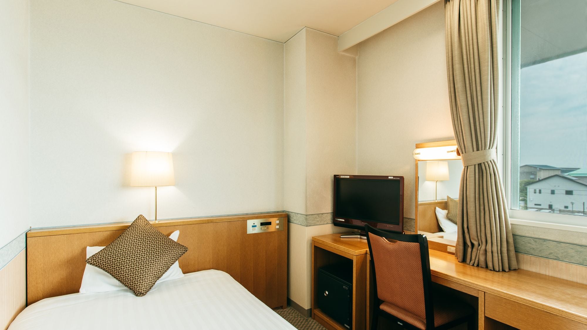 Semi-double room (with bath) "17 square meters"