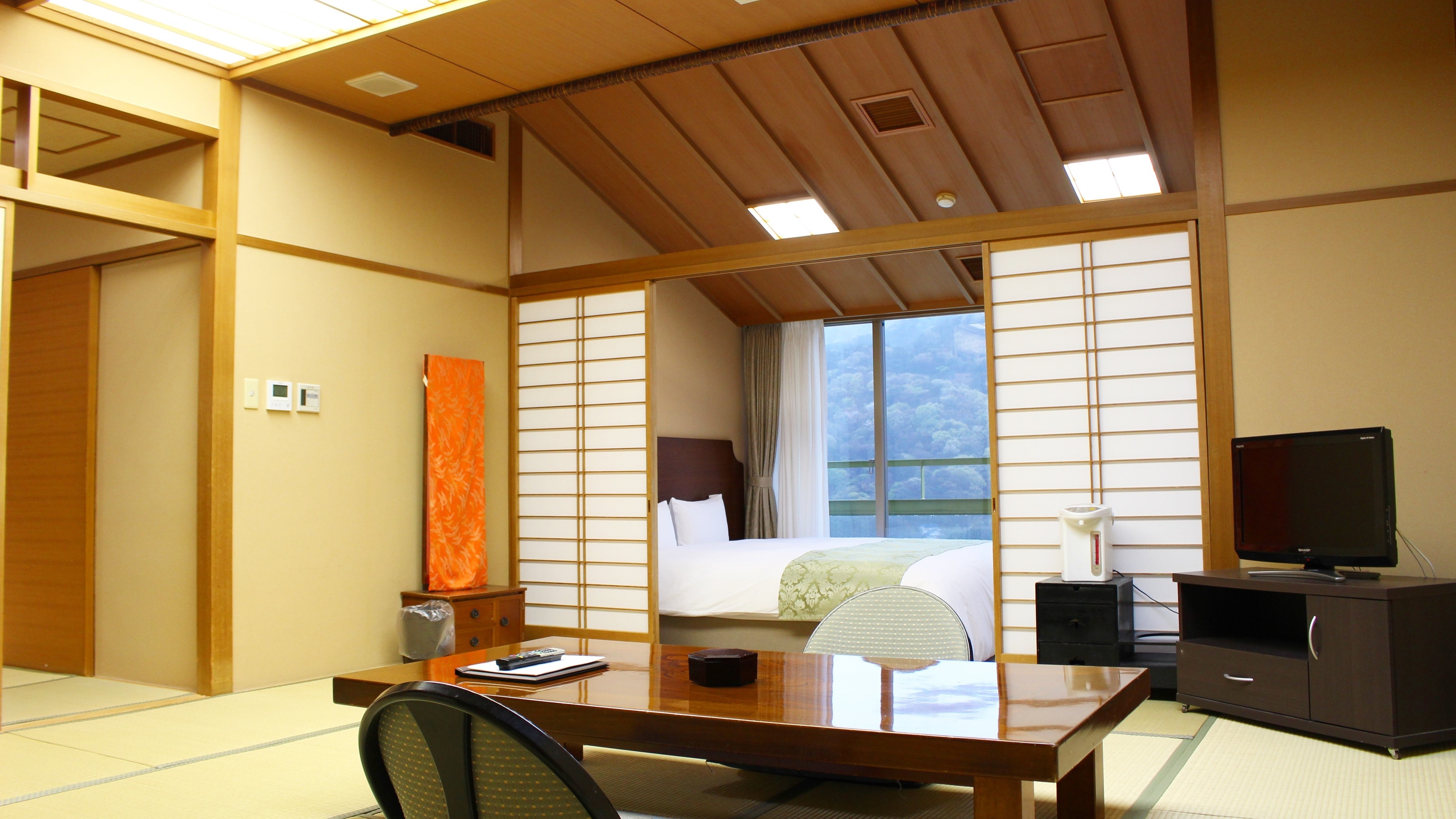[Japanese-Western style room, 58m², with bath and toilet] Located on the top floor, the 4th floor, with a great view. The beds are made by Simmons.