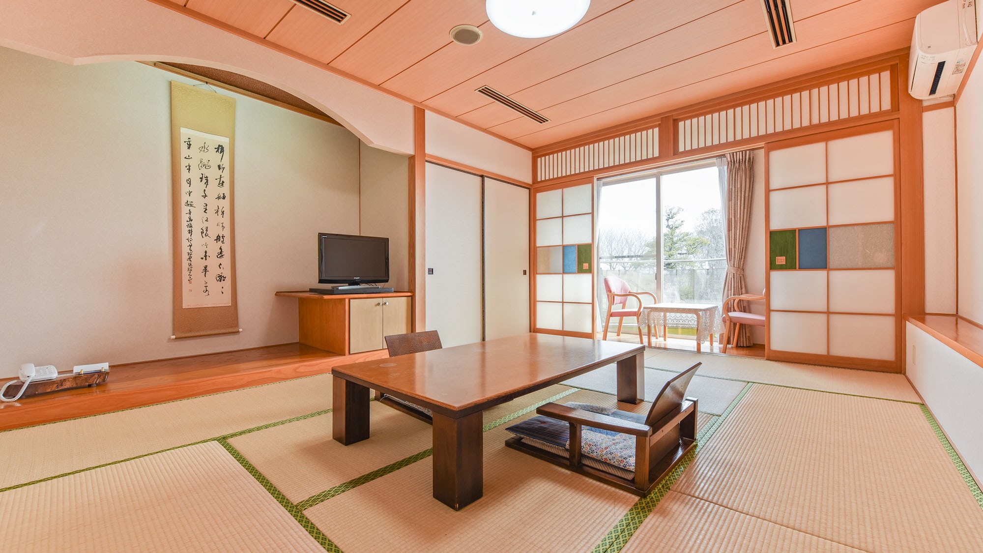 * [Example of Japanese-style room with 10 tatami mats] A Japanese-style room with a calm atmosphere.