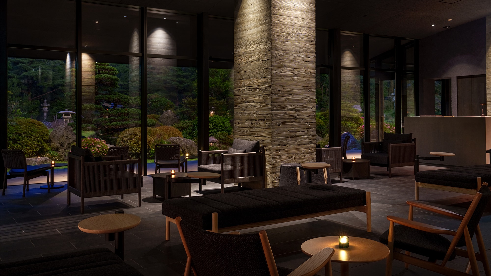 [Lobby] Image of the lobby at night