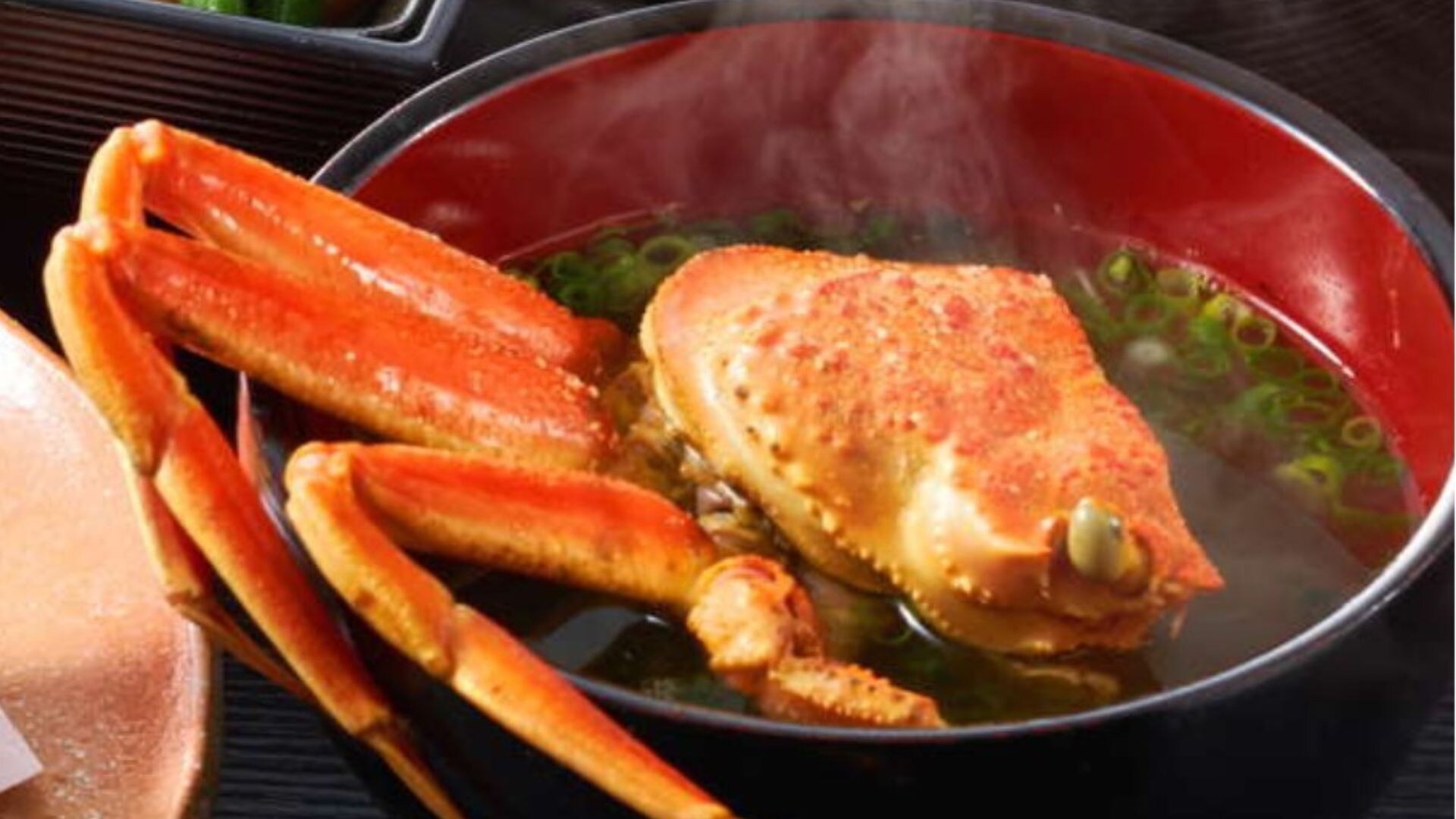 Sup miso dengan setengah kepiting. Itu membuat kaldu sup yang enak.