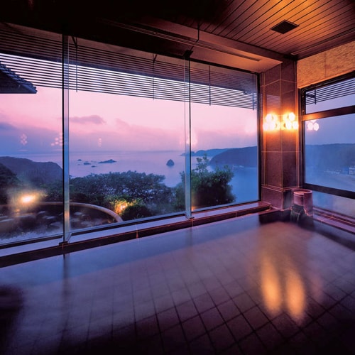 [Momoyama no Yu] Uchiyu: A large bath of granite and rose marble that is particular about the details. You can relax and relax.