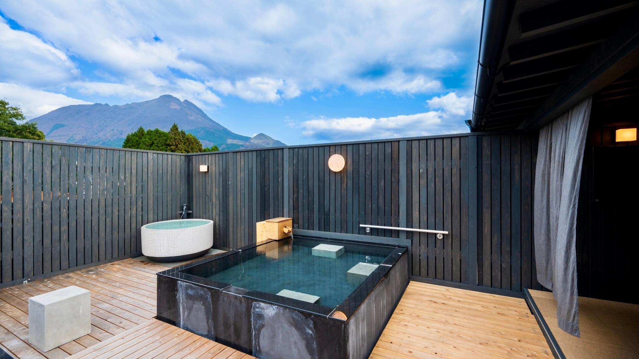 Rooftop open-air bath/large public bath