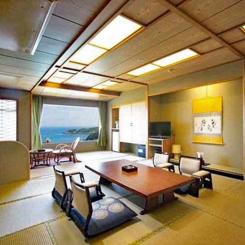 [Scenic view sea side Japanese-style room 10 tatami mats] Please feel the peace of mind in the warmth of the wood and the superb view of the sea.