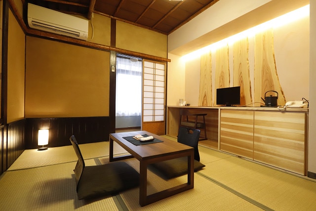 [Main building Japanese-style room without toilet] Cozy Japanese-style room designed with a table perfect for working