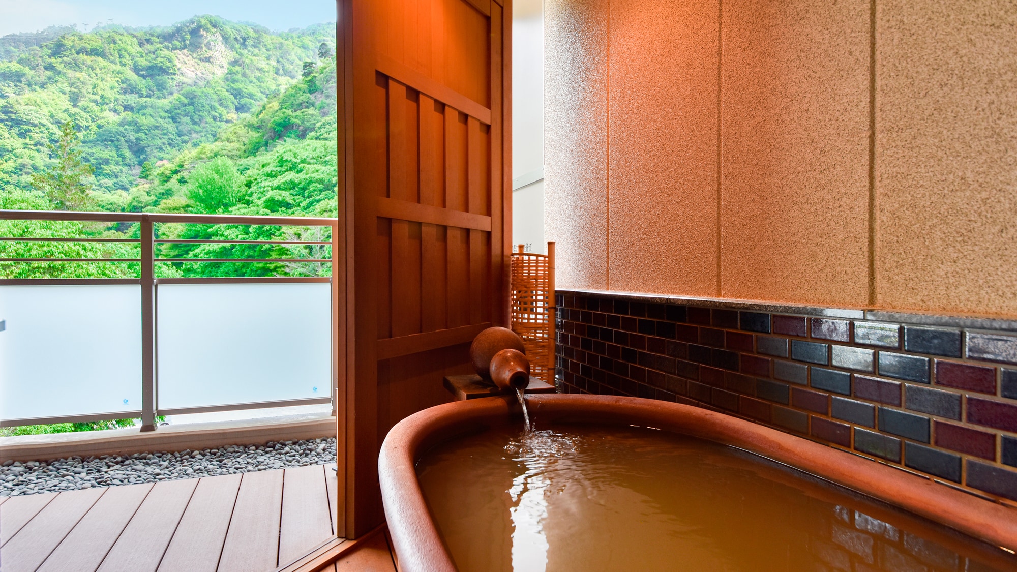 [Main Building: Japanese-style room with Kinsen open-air bath C] There are only a few inns with Kinsen open-air baths in Arima, which are very valuable.