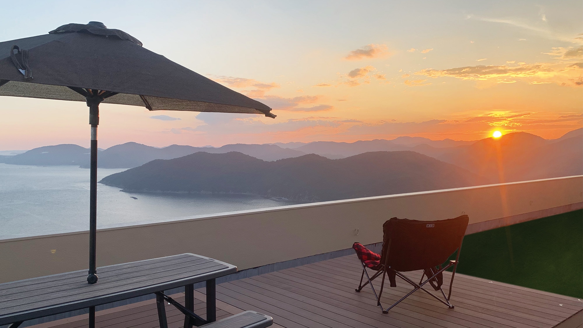 Enjoy the soothing sunset over Ako-Misaki, one of Japan's 100 best sunset spots, from the rooftop "Sky Terrace."