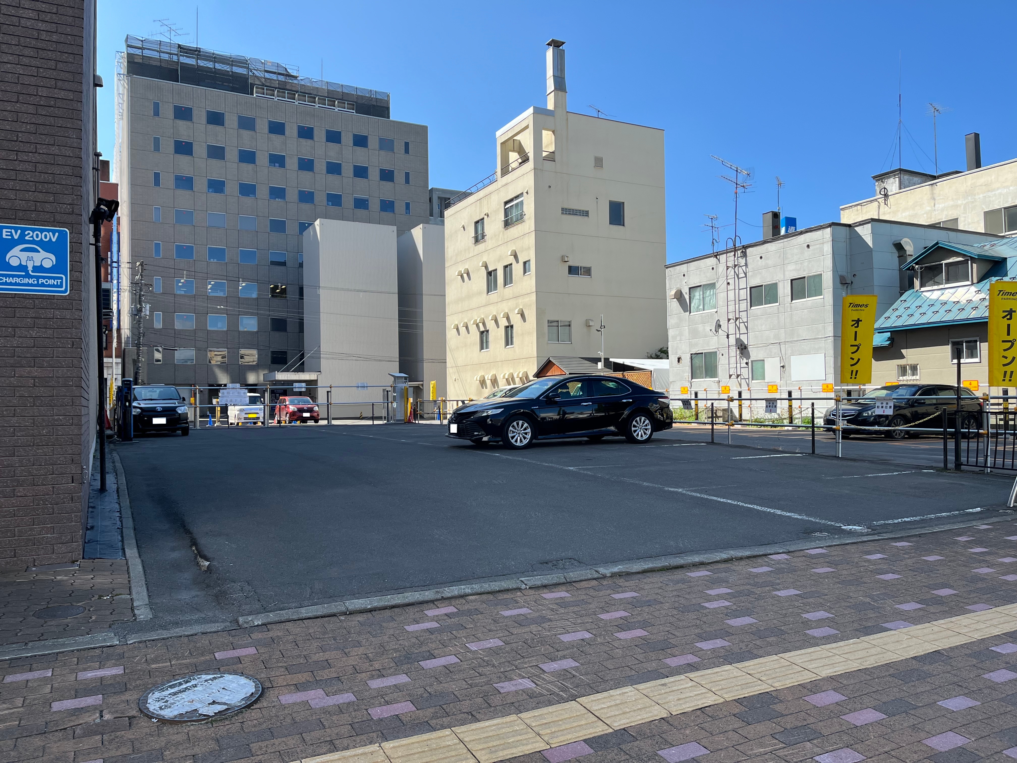 There is a private car park behind the hotel.